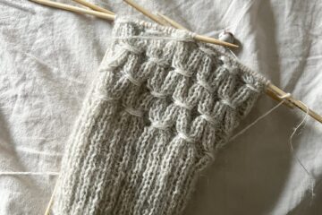 Jenny sweater ærme på strikkepinde